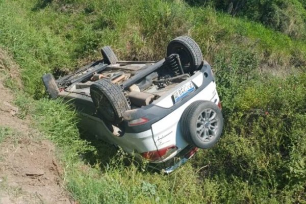 Corrientes: intentó esquivar una motocicleta y terminó volcando en un zanjón