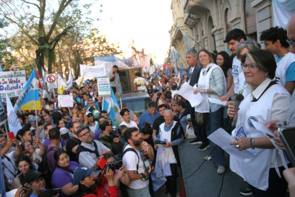 Clase pública universitaria frente al rectorado de la UNNE