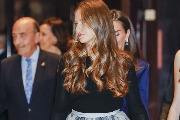 Invitadas de invierno, la princesa Leonor tiene el look definitivo: una preciosa falda y un jersey básico