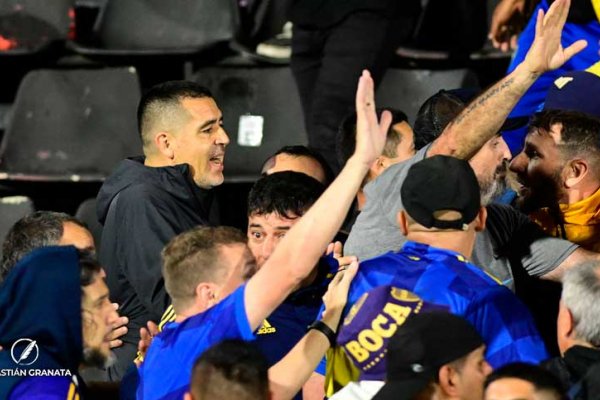 Violentos incidentes en el Coloso durante el partido entre Boca y Gimnasia: hasta Riquelme tuvo que intervenir