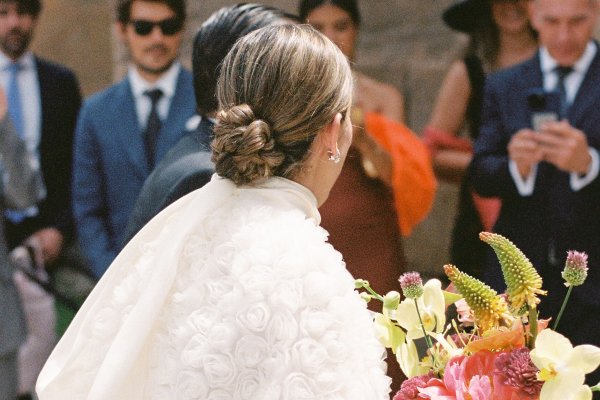 La novia toledana que trabaja en moda y se casó con un vestido con capa de flores