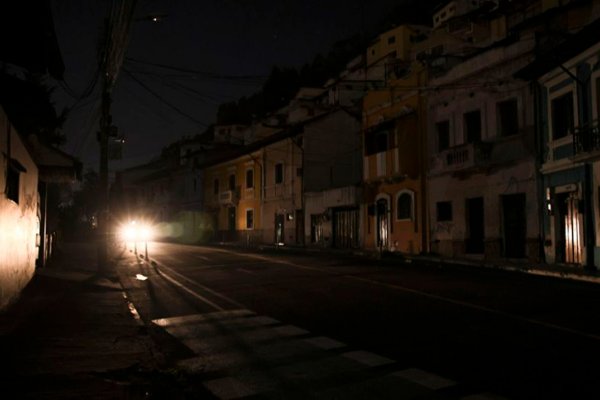 Ecuador sufre severos cortes de electricidad y cada vez más prolongados: se agrava la crisis energética