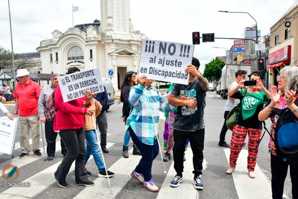 Personas con discapacidad protestaron frente a la terminal para reclamar la gratuidad en los pasajes