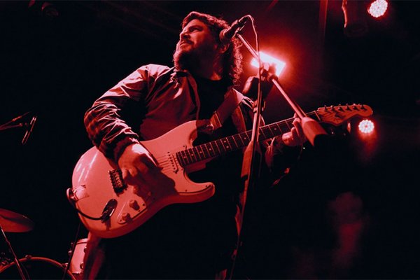 Antes de tocar en el Festival Bandera, Santiago Motorizado fue a García y sirvió unas cervezas