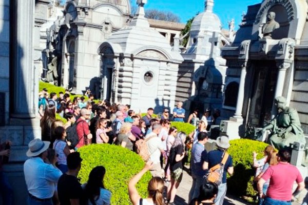 Visita guiada al cementerio El Salvador con la colectividad croata