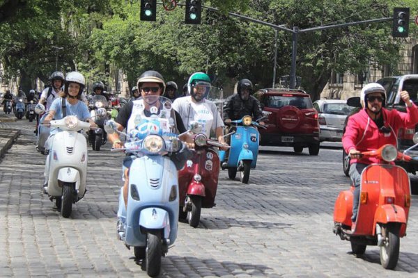 Fanáticos de Vespas realizaron jornada solidaria a beneficio de Cáritas