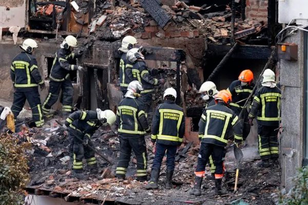 Una explosión de gas provocó el derrumbe de un edificio en España: tres fallecidos y trece heridos