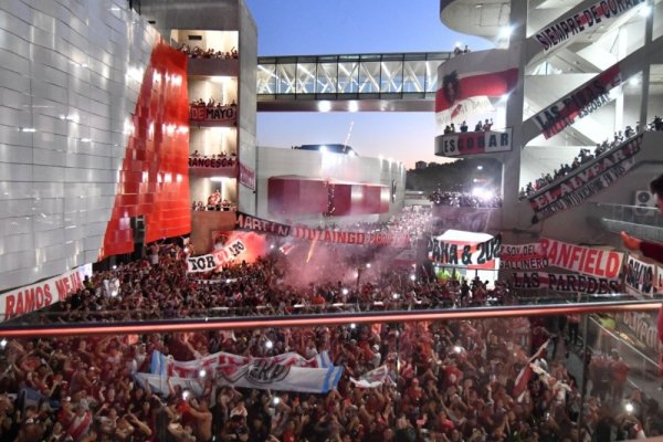 Emocionante banderazo de River en busca de la hazaña