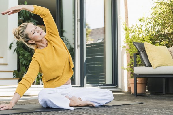 La postura de yoga que deberías practicar a diario porque tonifica el abdomen  y mejorar la digestión