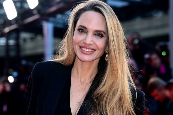 Por fin sabemos cómo es el pelo natural de Angelina Jolie y nos encanta