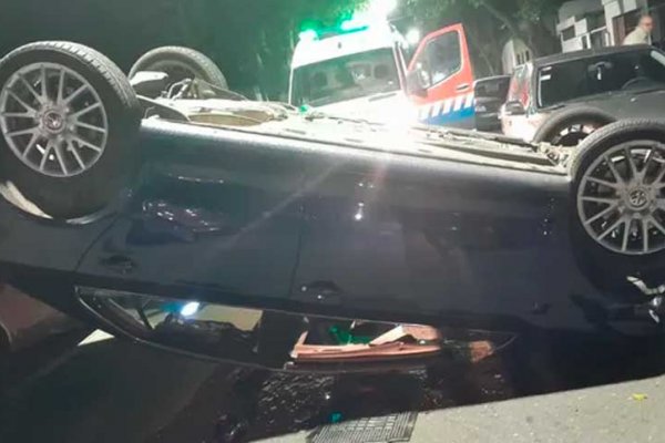 Tras atropellar a su ex pareja, chocó contras dos vehículos estacionados y volcó con su rodado en la calle