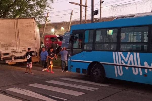 Un camión chocó con un colectivo y se metió dentro de una cancha de fútbol 5