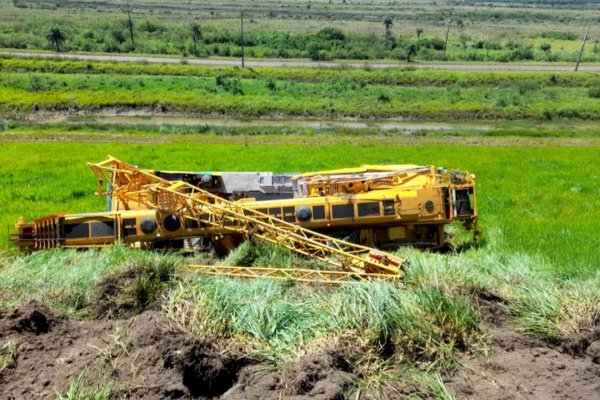 YACYRETÁ! Costosa grúa móvil volcó y sufrió importantes daños materiales