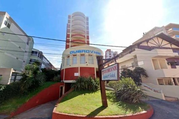 Se derrumbó un apart hotel en Villa Gesell y hay varias personas atrapadas entre los escombros