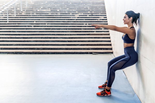 12 ejercicios de pilates en pared para pasar de tener tripita a un abdomen fuerte y plano