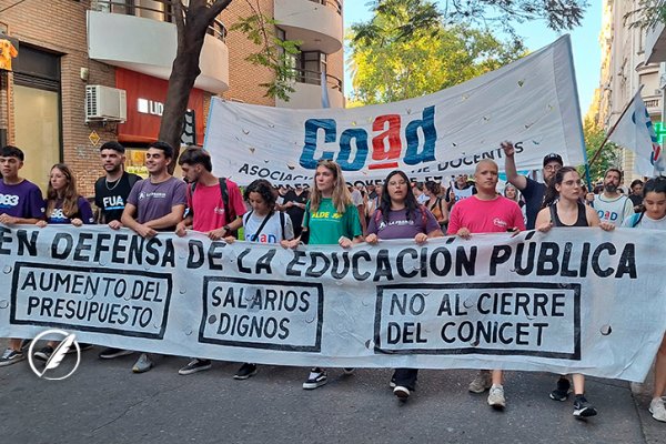 Con una marcha de antorchas, la comunidad universitaria se movilizó contra “un brutal ajuste”