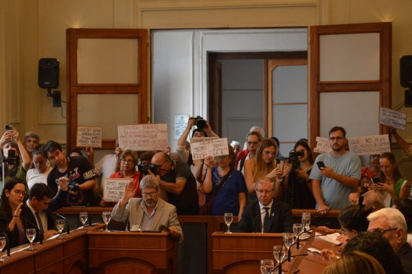 Concejo Deliberante: Fuerte protesta de jubilados municipales de Corrientes en rechazo de sueldos de indigencia