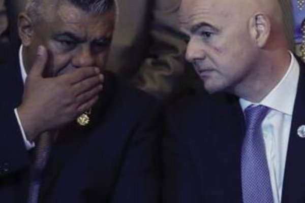 Infantino felicitó a Tapia por su reelección en AFA: 