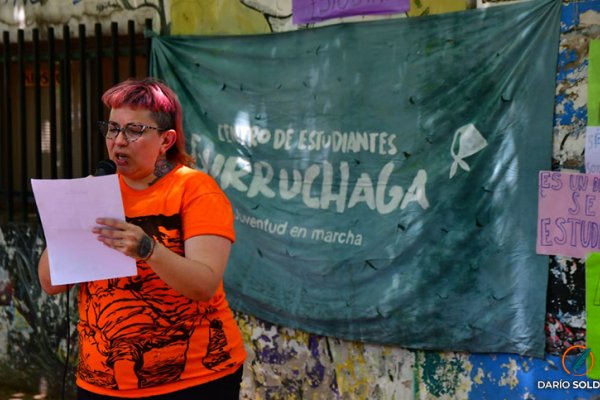 La comunidad educativa de la Gurruchaga se manifestó para repudiar el accionar policial contra las juventudes