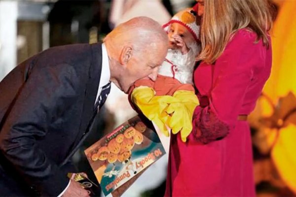 Polémica por las imágenes de Joe Biden mordiendo bebés en Halloween