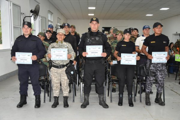 APROBADO! 25 funcionarios policiales correntinos pasaron el curso de natación y aproximación al rescate