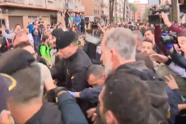 Valencia: habitantes de Paiporta le tiraron barro a los reyes y al presidente de España