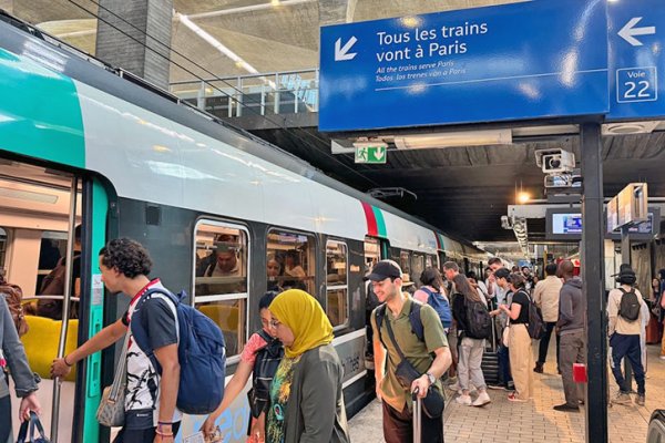 A los hachazos en un tren de Francia: cuatro heridos, uno con una mano cortada y otro con la cabeza abierta