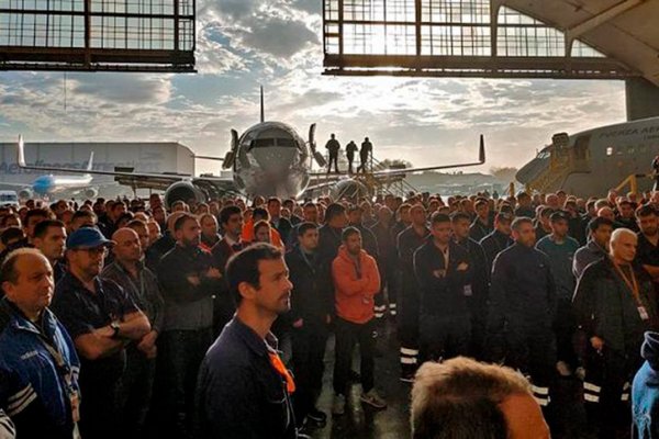 Aerolíneas Argentinas suspendió la negociación paritaria con los gremios aeronáuticos y se acentúa el conflicto