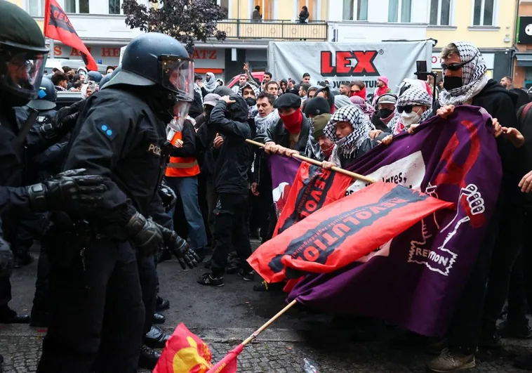 Ocho policías y un periodista heridos en una marcha propalestina en Berlín