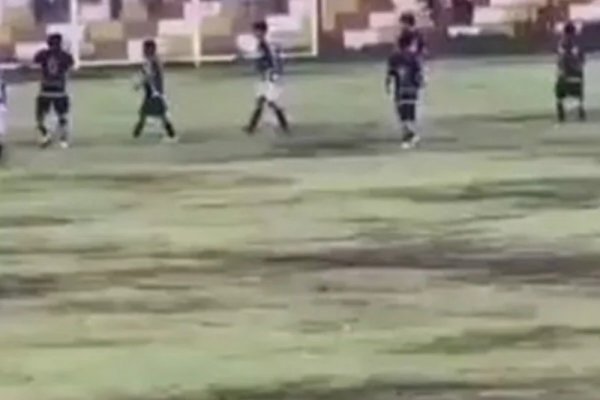 Tragedia en Perú: cayó un rayo en pleno  partido de fútbol y murió un jugador