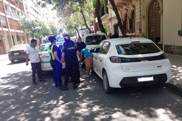 Cuidacoche roció con alcohol e intentó prender fuego a agentes municipales