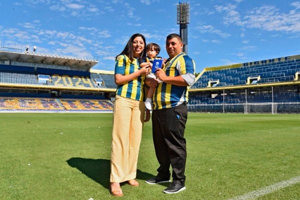 “Casate con tu ciudad como testigo”: cinco parejas dieron el “sí” en la cancha de Rosario Central