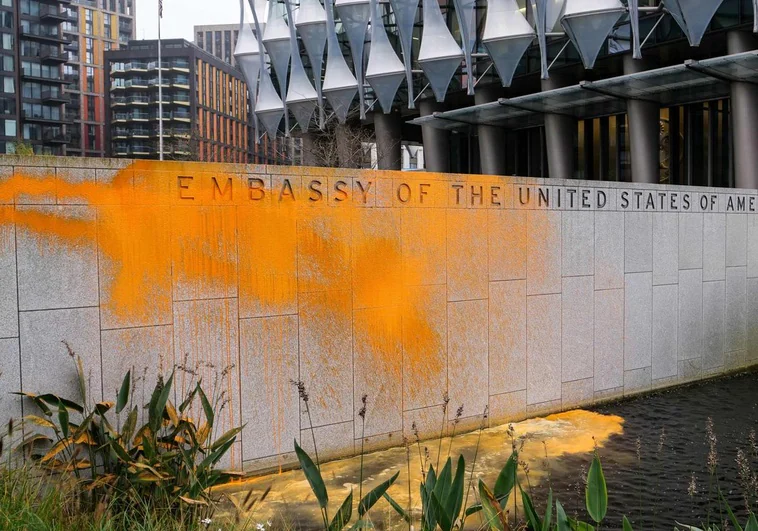 Detenidos dos activistas climáticos en Reino Unido tras rociar con pintura la Embajada de EEUU en Londres