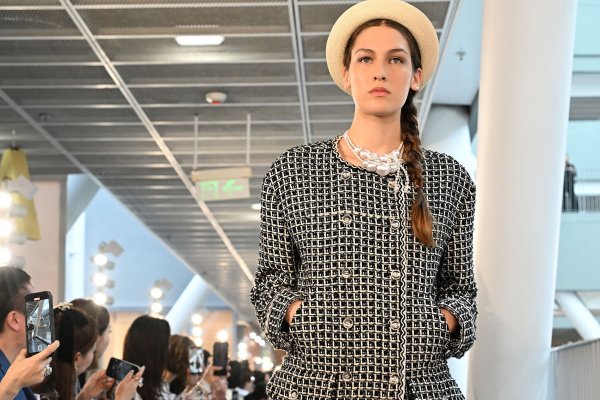 Atención, invitadas: en el desfile Crucero de Chanel están los looks más inspiradores y elegantes