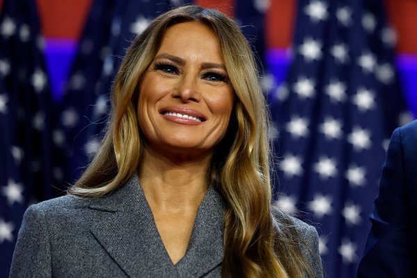 El look clásico de Melania Trump para celebrar la victoria electoral tiene versión asequible en Zara