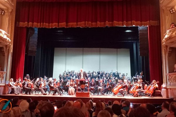 Un épico “Gran Concierto Sinfónico Coral” deslumbró al público en el teatro El Círculo