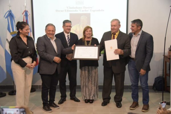 Cacho Espíndola recibió el título de Ciudadano Ilustre de la Ciudad de Corrientes