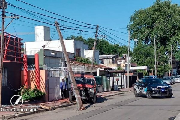 Chocó contra una columna y huyó del lugar dejando el vehículo abandonado