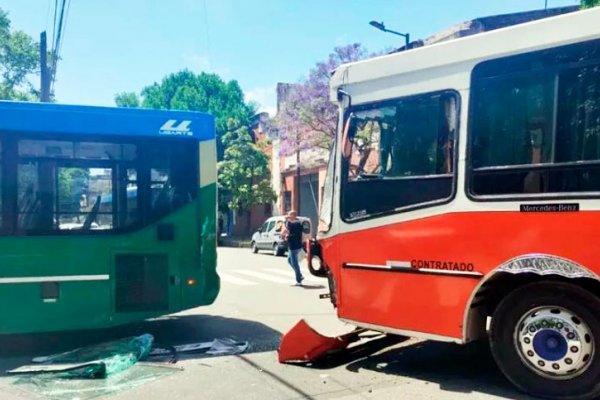 Asistieron a 25 menores tras violenta colisión entre un micro escolar y un colectivo en La Boca