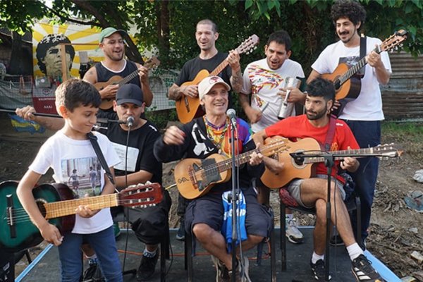 Manu Chao visitó la casa de Maradona y tocó para los vecinos de Fiorito: “¡Cuánta emoción!”