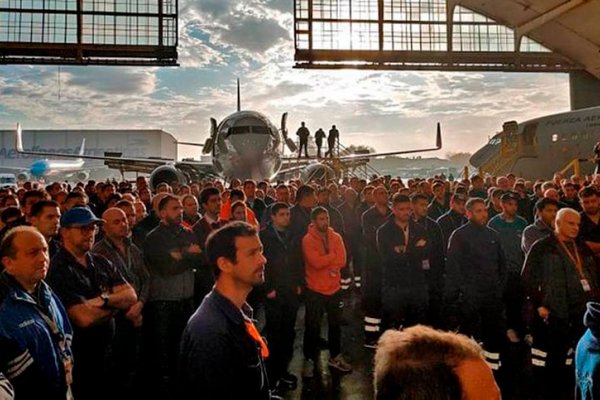 Finalizó la reunión entre autoridades de Aerolíneas y gremios aeronáuticos: no habrá medidas de fuerza durante la paritaria