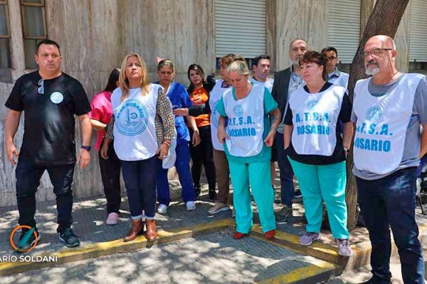 Trabajadores del sanatorio Plaza paran y se manifiestan en sus puertas por falta y retraso en el pago de salarios