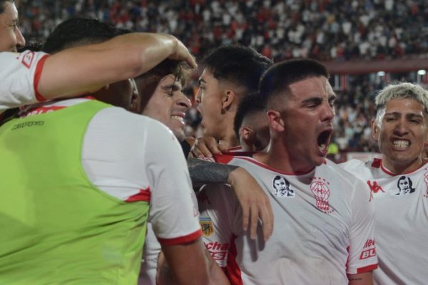 Huracán derrotó a Independiente y sigue de cerca a Vélez