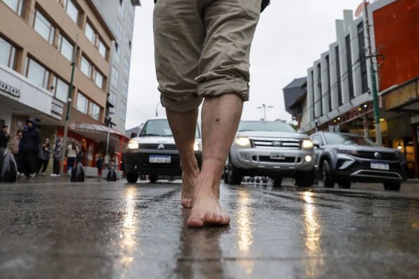 BAJO LA LLUVIA! Marchó descalzo en Bariloche para concientizar que el caso Loan incumbe a todos