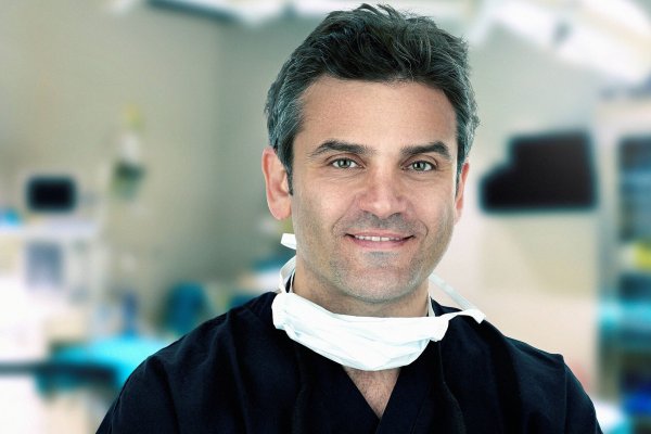 Doctor Ahmad Saad, cirujano plástico: 