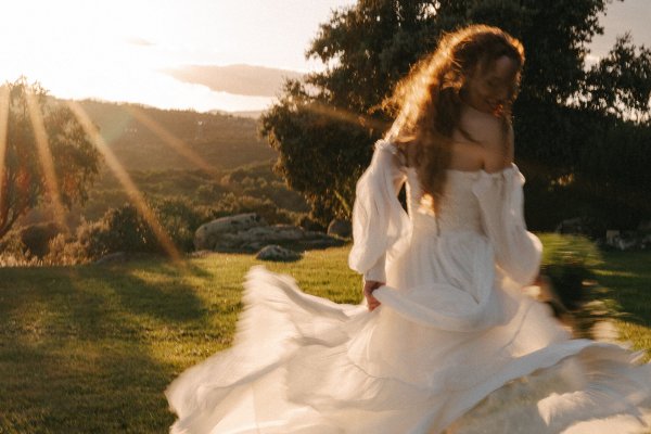 La novia romántica que nos conquistó con este vestido de una diseñadora manchega