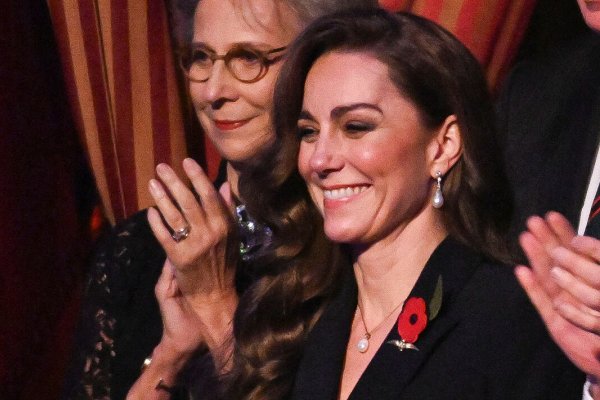 Vuelve Kate Middleton, de riguroso luto y con joyas de perlas en señal de fortaleza