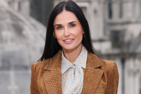 Demi Moore y el ideal look de invierno que resume 3 tendencias clave de 2025, empezando por los vaqueros