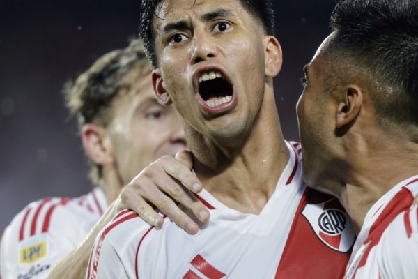 River goleó a Barracas Central en el Monumental y no se baja de la pelea