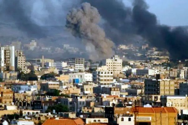 La coalición anglo-norteamericana realiza ataques aéreos contra una ciudad de Yemen sobre el Mar Rojo